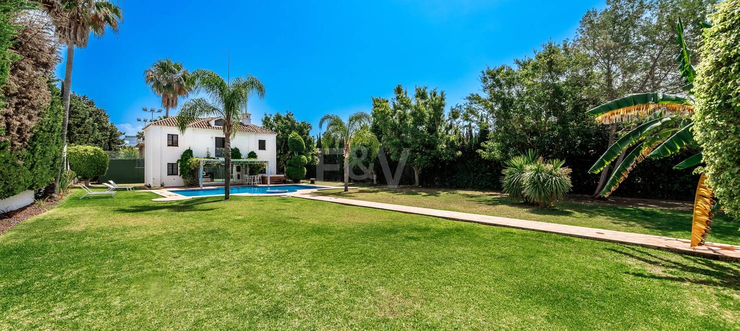 Elegant andalusisk villa i Guadalmina gångavstånd till stranden.