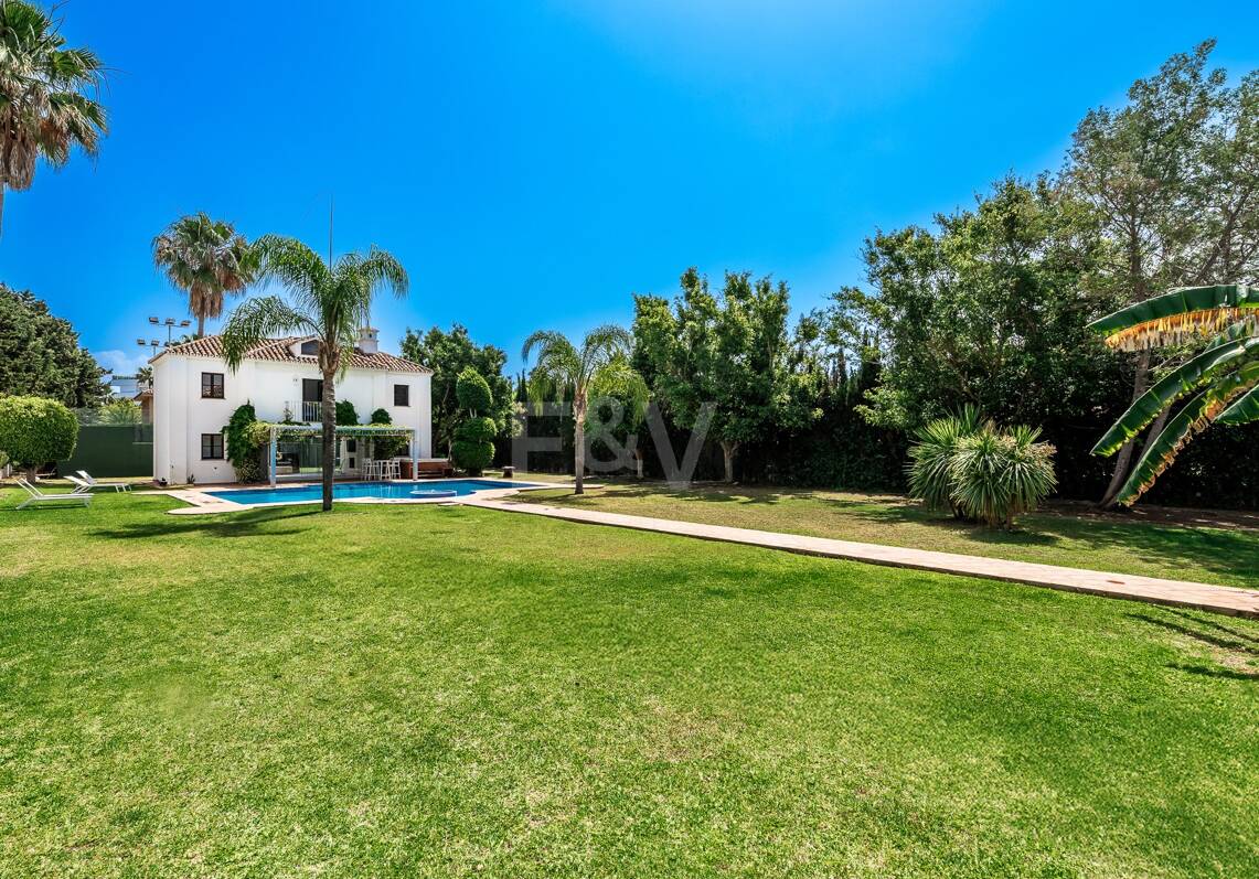 Élégante villa andalouse à Guadalmina à distance de marche de la plage.