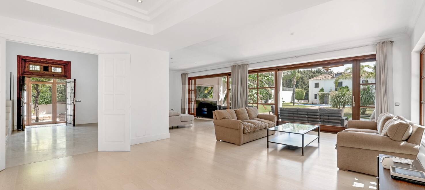 Elegant andalusisk villa i Guadalmina gångavstånd till stranden.