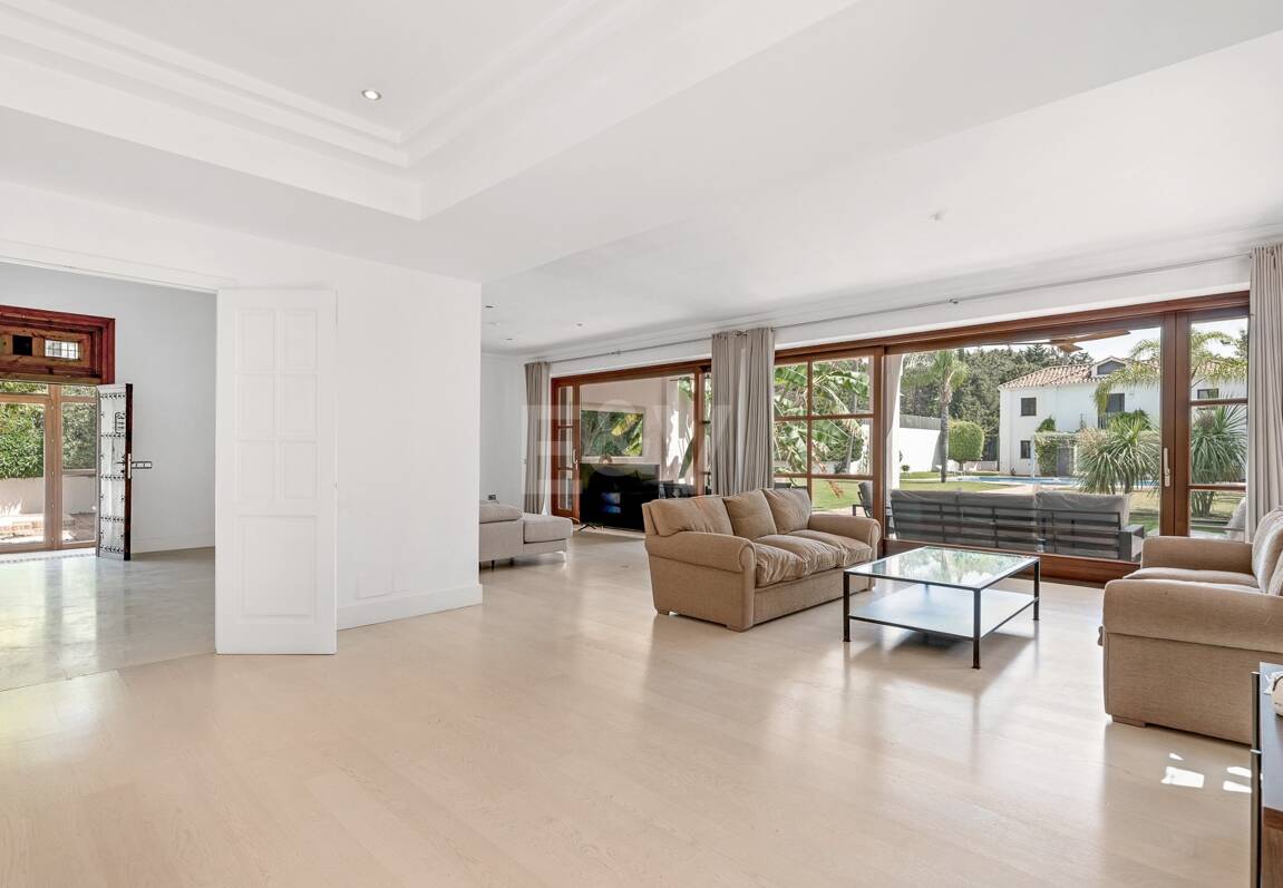 Elegant andalusisk villa i Guadalmina gångavstånd till stranden.