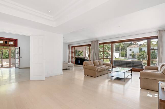 Elegant andalusisk villa i Guadalmina gångavstånd till stranden.