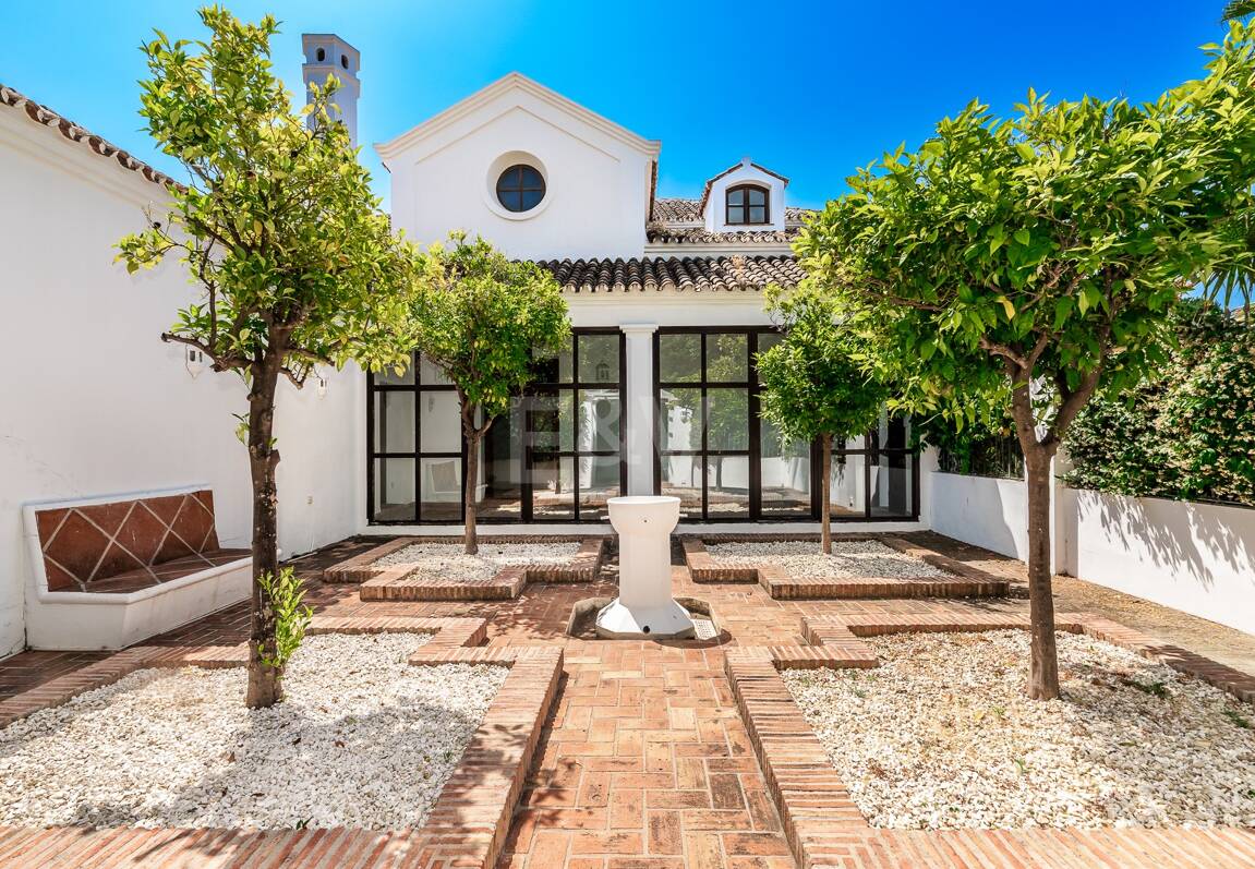 Elegant andalusisk villa i Guadalmina gångavstånd till stranden.