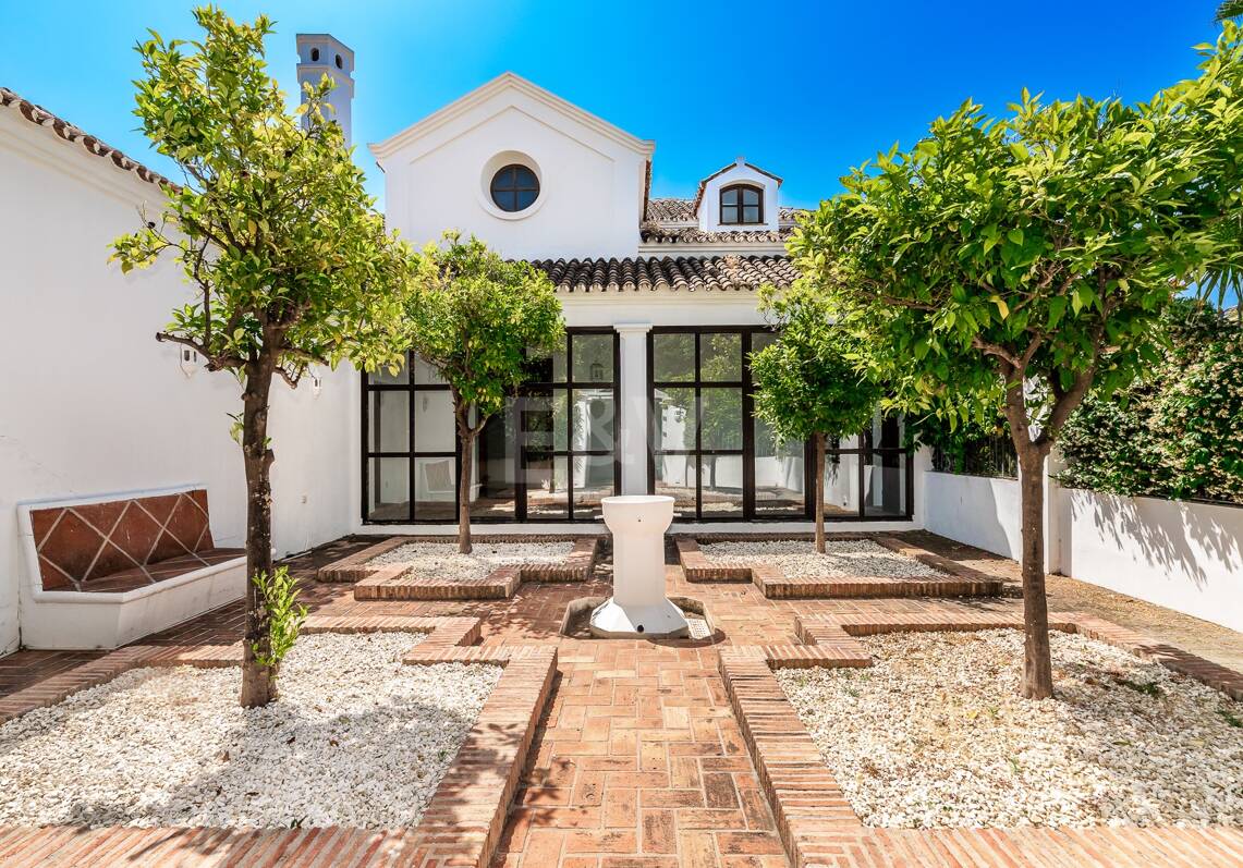 Élégante villa andalouse à Guadalmina à distance de marche de la plage.