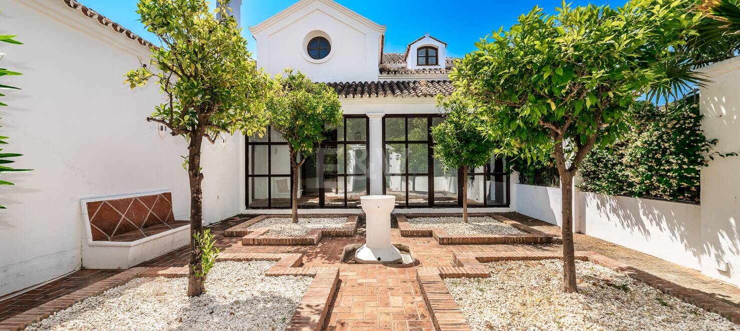 Elegant andalusisk villa i Guadalmina gångavstånd till stranden.