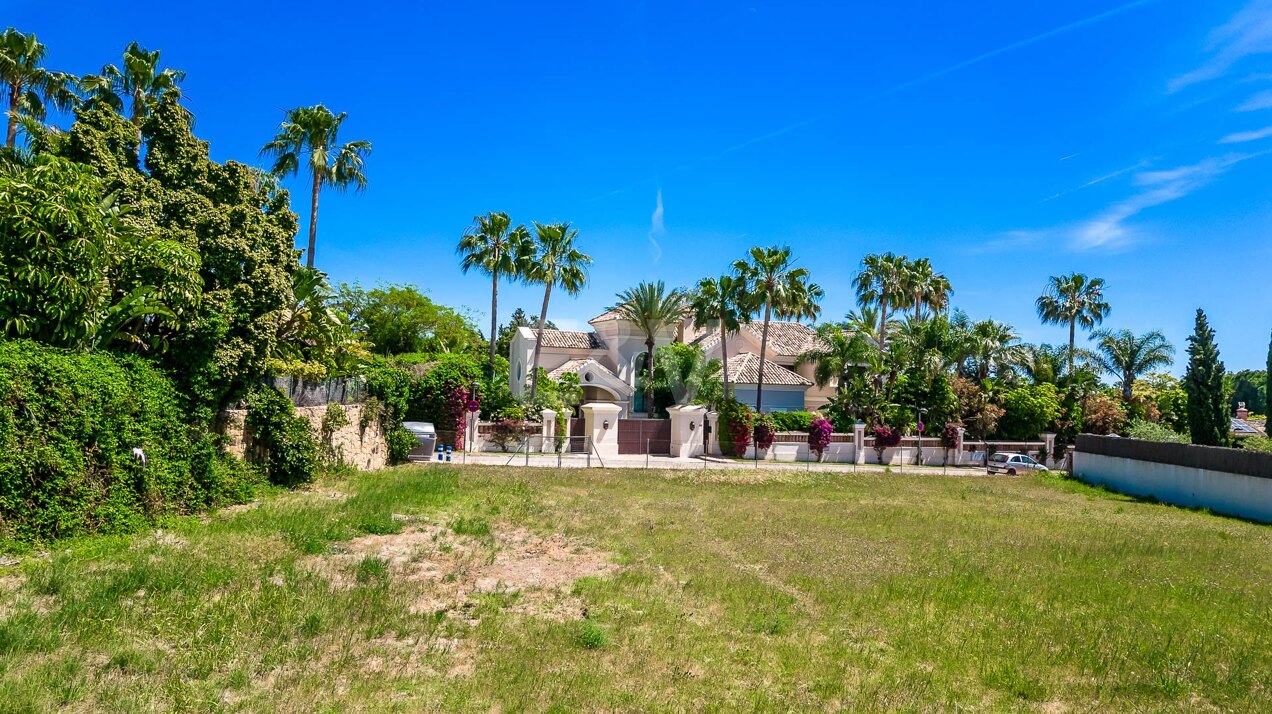 Erstaunliches Guadalmina Strandseite Grundstück in einer der renommiertesten Wohnanlagen in Marbella