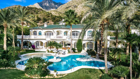 Elegant Estate i Cascada de Camoján med 3 villor och fantastisk havsutsikt