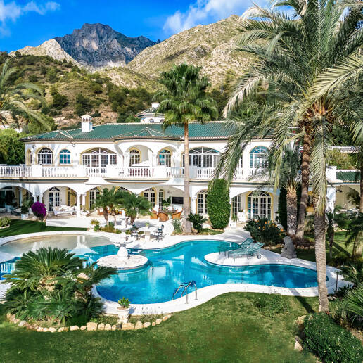 Elegant Estate i Cascada de Camoján med 3 villor och fantastisk havsutsikt