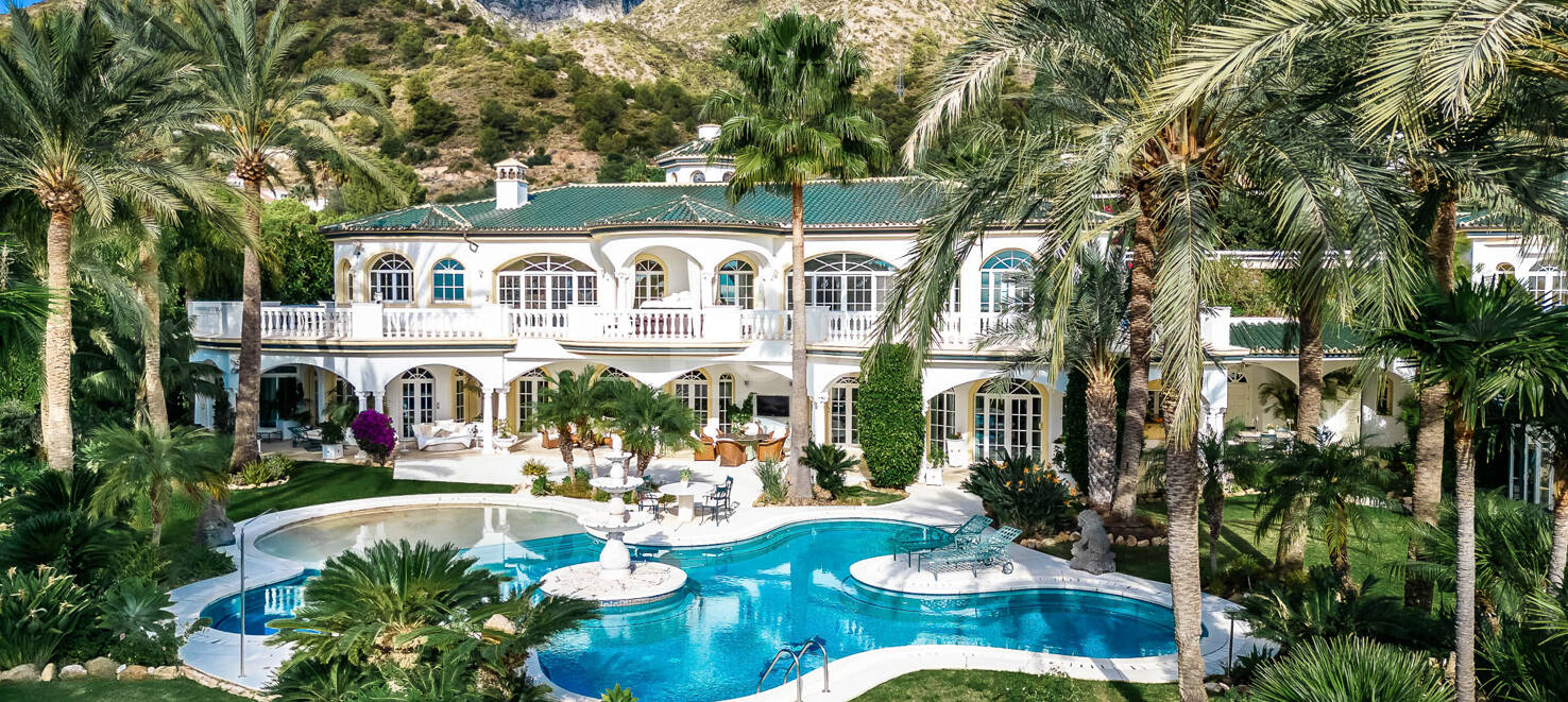 Elegant Estate i Cascada de Camoján med 3 villor och fantastisk havsutsikt