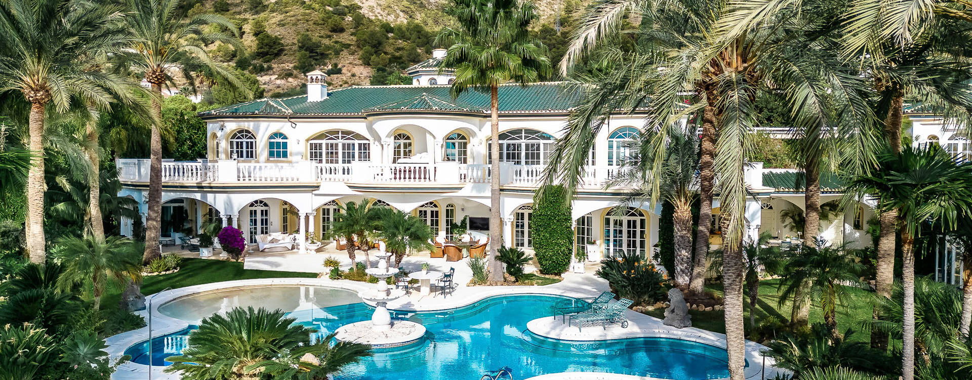 Élégant domaine à Cascada de Camoján avec 3 Villas et vue magnifique sur la mer