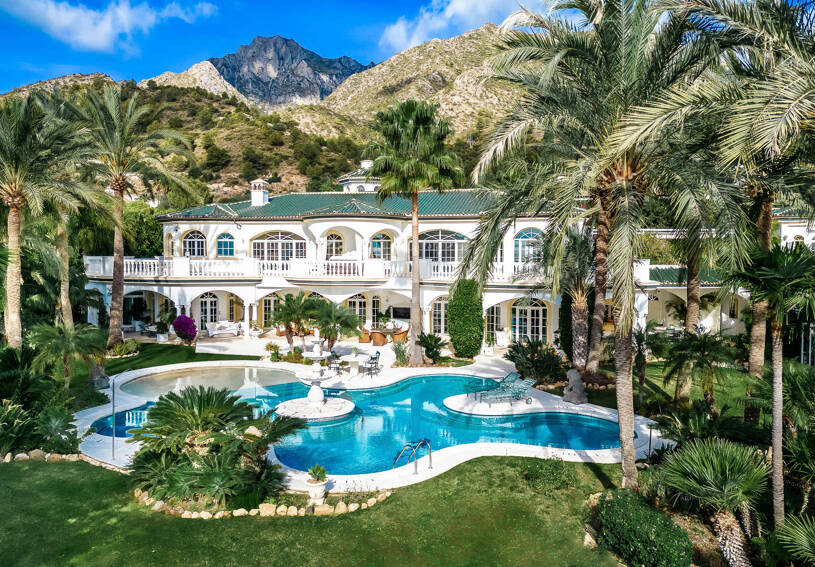 Elegant Estate i Cascada de Camoján med 3 villor och fantastisk havsutsikt