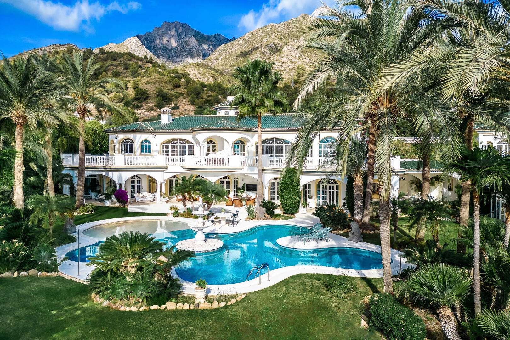 Elegant Estate i Cascada de Camoján med 3 villor och fantastisk havsutsikt