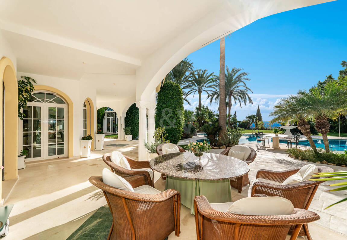 Elegant Estate i Cascada de Camoján med 3 villor och fantastisk havsutsikt