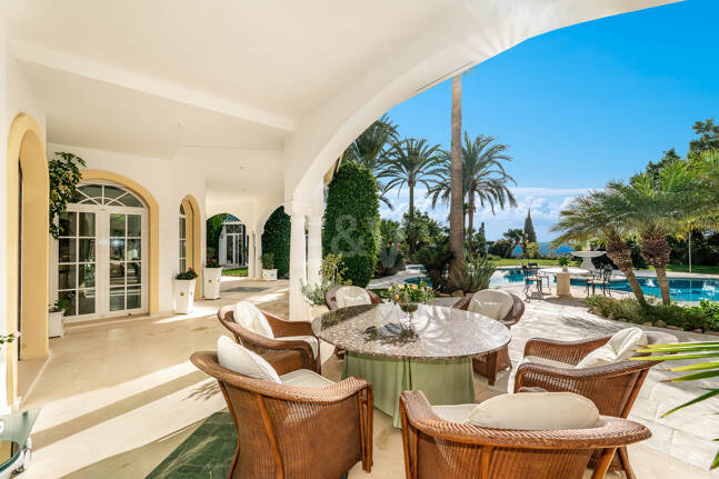 Elegant Estate i Cascada de Camoján med 3 villor och fantastisk havsutsikt