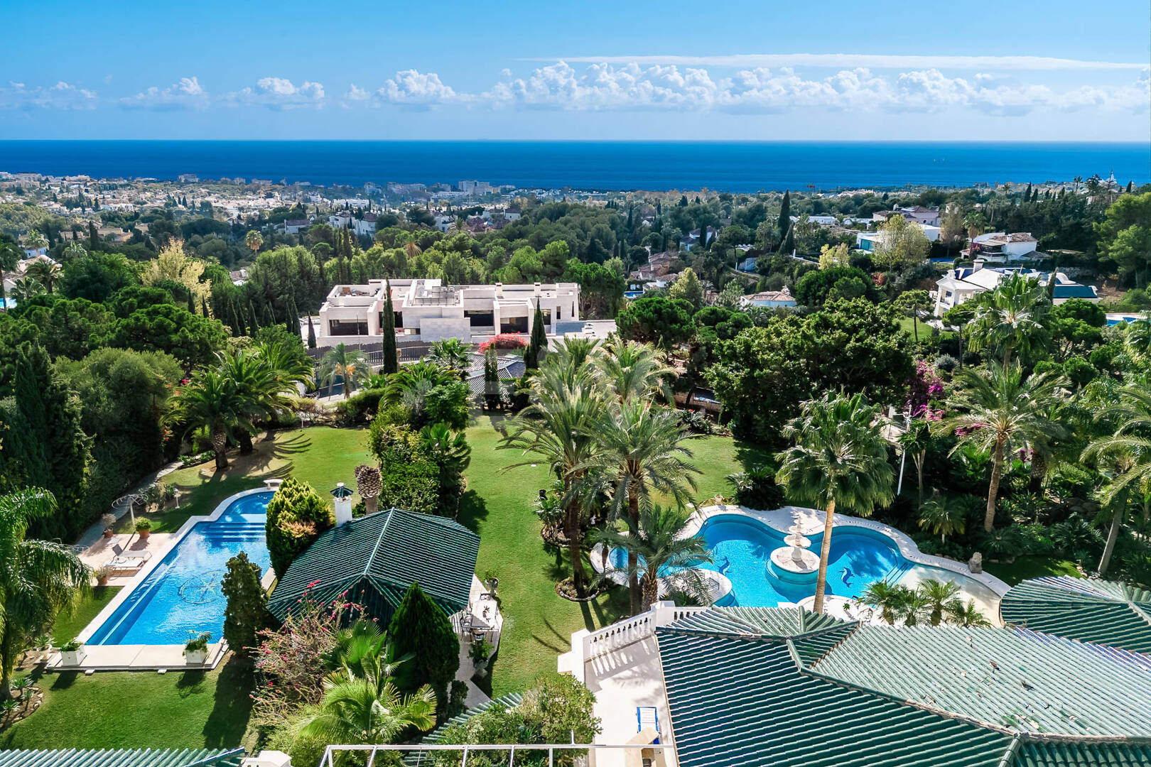 Elegant Estate i Cascada de Camoján med 3 villor och fantastisk havsutsikt