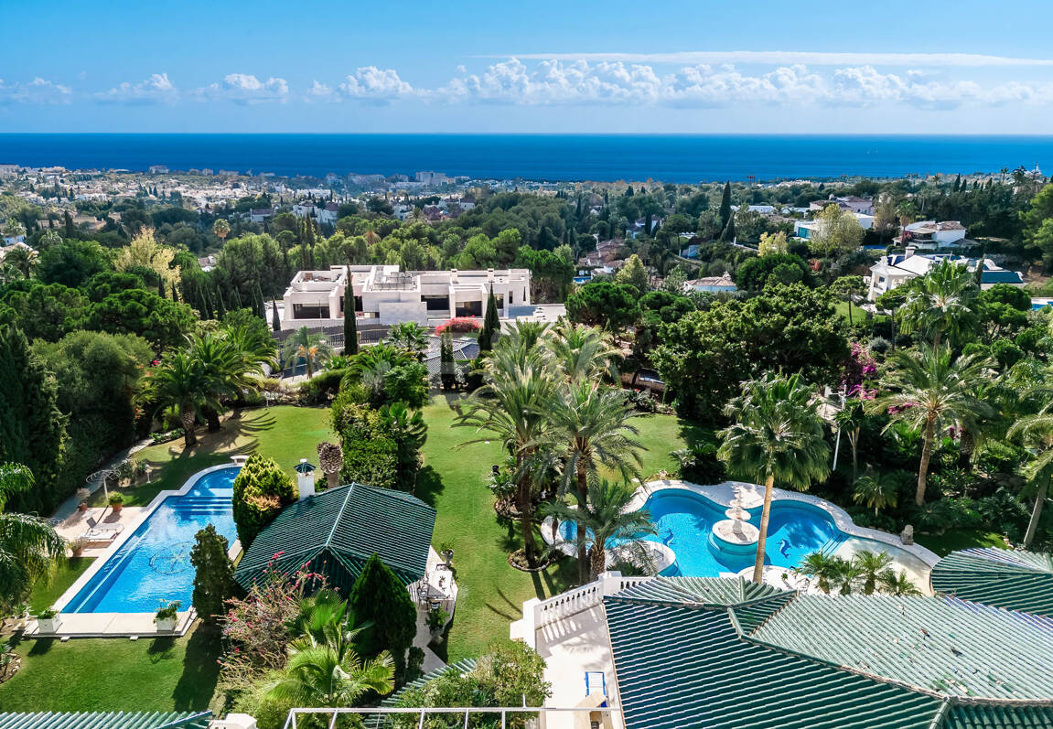 Elegant Estate i Cascada de Camoján med 3 villor och fantastisk havsutsikt