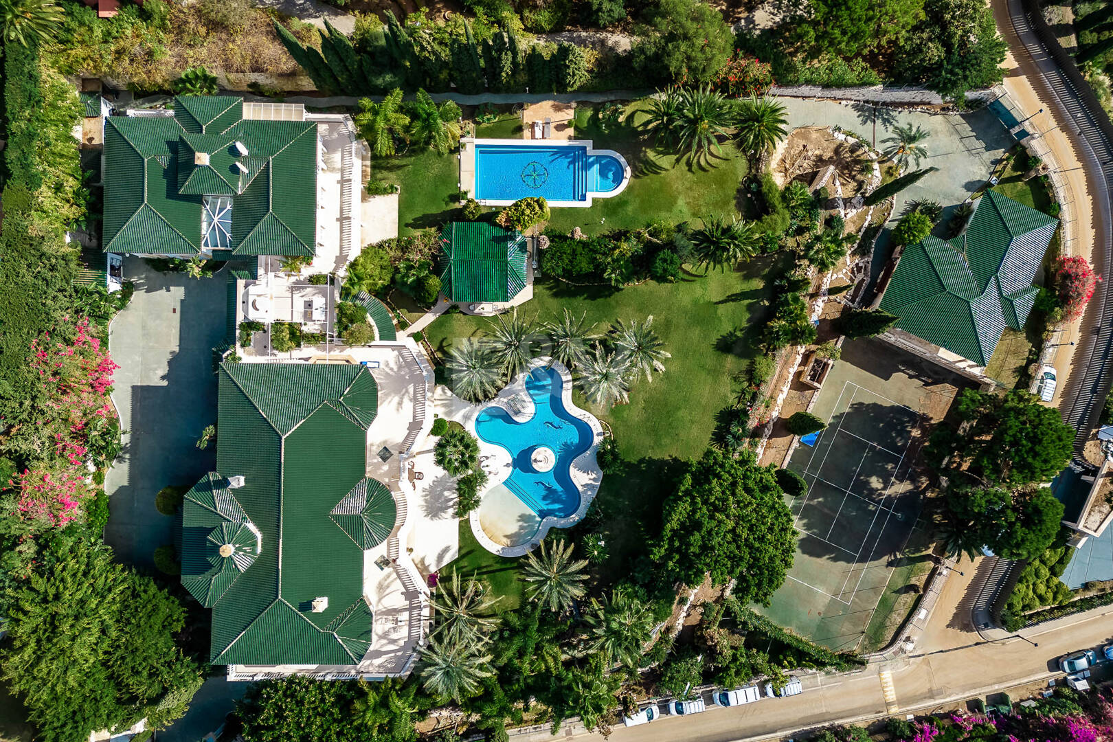 Elegant Estate i Cascada de Camoján med 3 villor och fantastisk havsutsikt