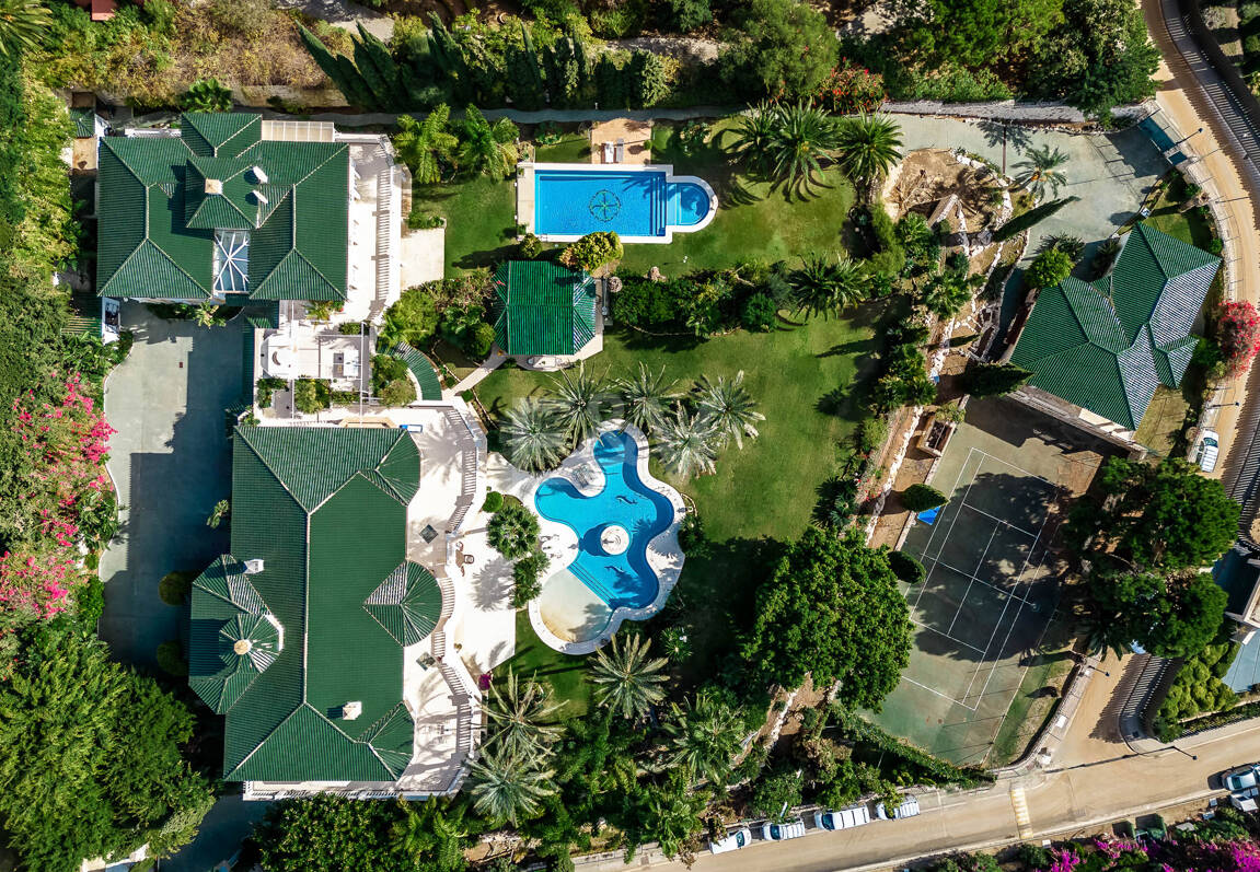 Elegant Estate i Cascada de Camoján med 3 villor och fantastisk havsutsikt