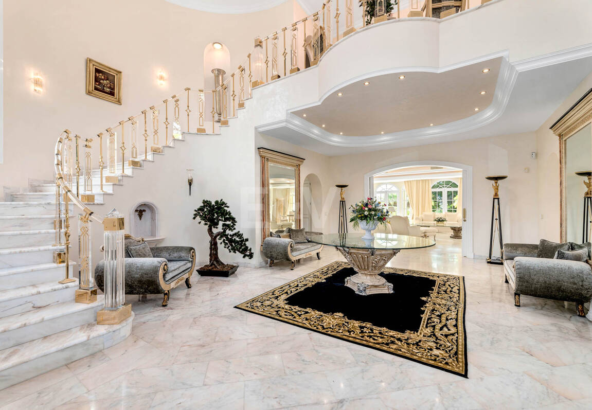 Elegant Estate i Cascada de Camoján med 3 villor och fantastisk havsutsikt