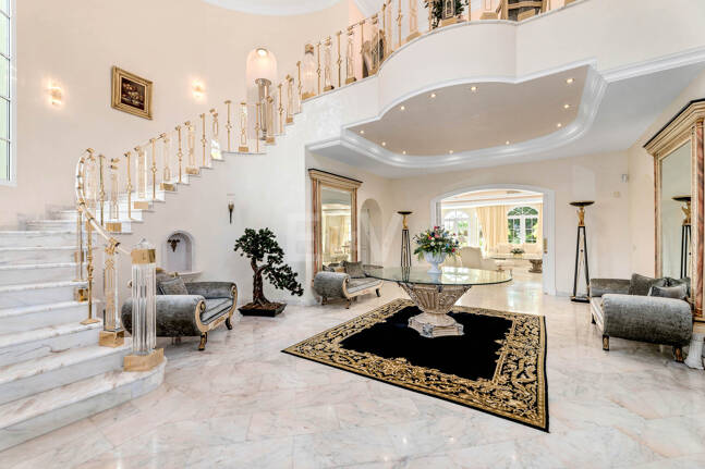 Elegant Estate i Cascada de Camoján med 3 villor och fantastisk havsutsikt