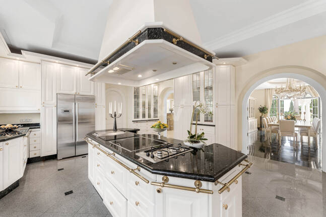 Elegant Estate i Cascada de Camoján med 3 villor och fantastisk havsutsikt