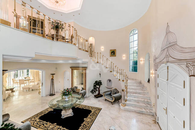 Elegant Estate i Cascada de Camoján med 3 villor och fantastisk havsutsikt