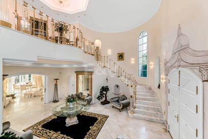 Elegant Estate i Cascada de Camoján med 3 villor och fantastisk havsutsikt