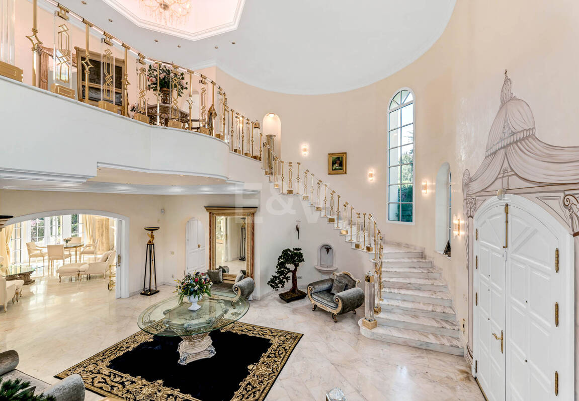 Elegant Estate i Cascada de Camoján med 3 villor och fantastisk havsutsikt