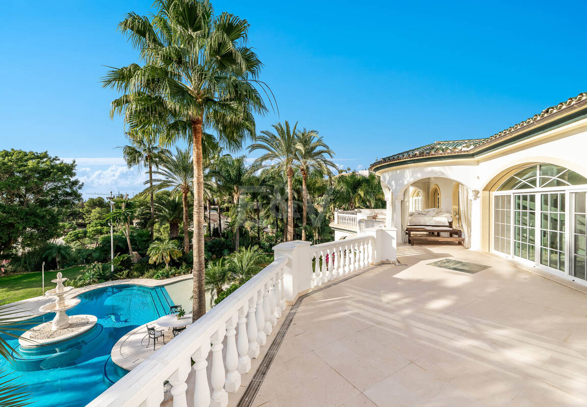 Elegant Estate i Cascada de Camoján med 3 villor och fantastisk havsutsikt