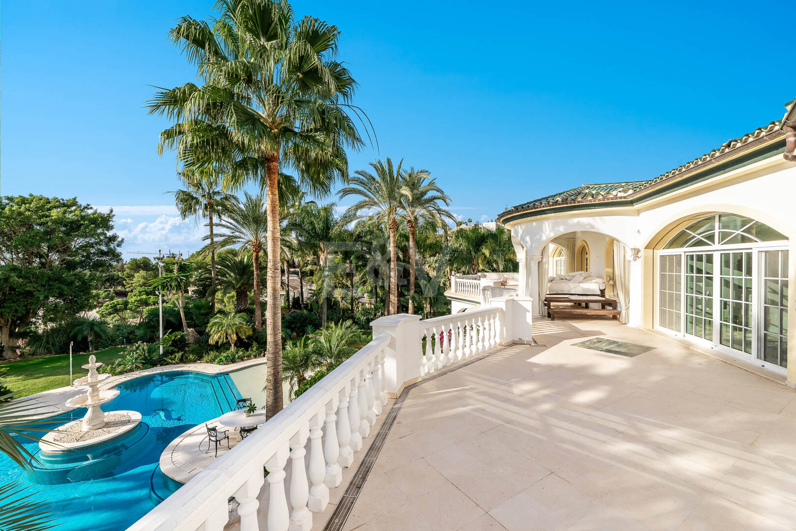 Elegant Estate i Cascada de Camoján med 3 villor och fantastisk havsutsikt