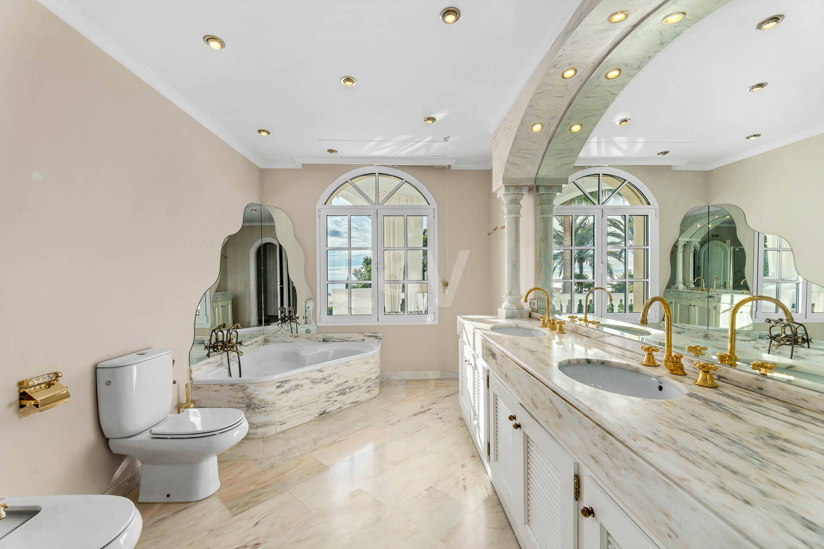 Elegant Estate i Cascada de Camoján med 3 villor och fantastisk havsutsikt