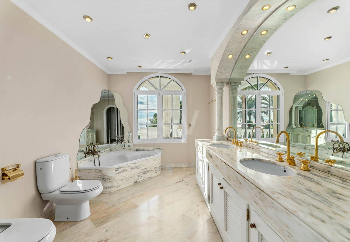 Elegant Estate i Cascada de Camoján med 3 villor och fantastisk havsutsikt