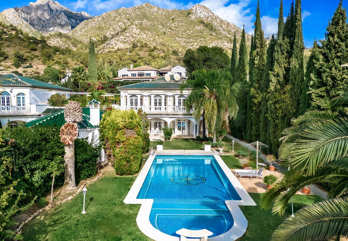 Elegant Estate i Cascada de Camoján med 3 villor och fantastisk havsutsikt