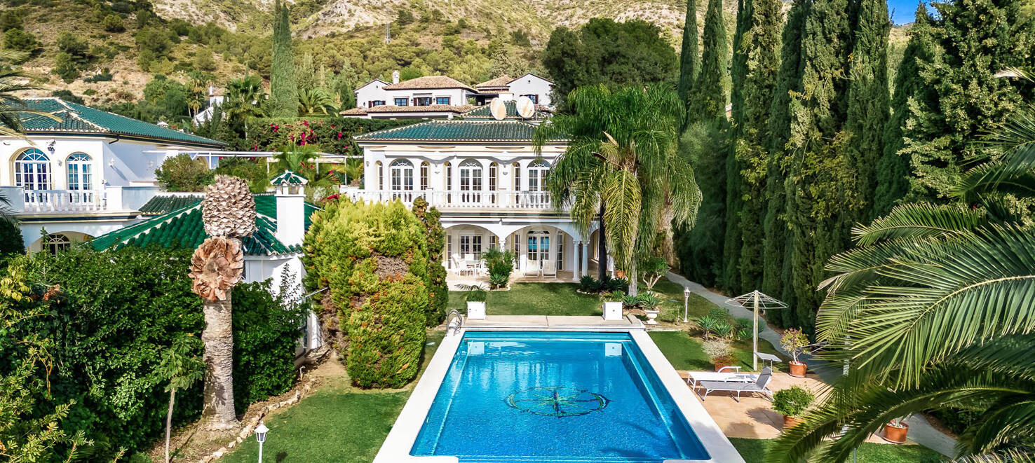 Elegant Estate i Cascada de Camoján med 3 villor och fantastisk havsutsikt