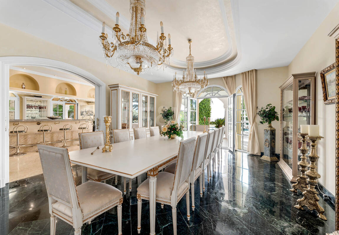 Elegant Estate i Cascada de Camoján med 3 villor och fantastisk havsutsikt