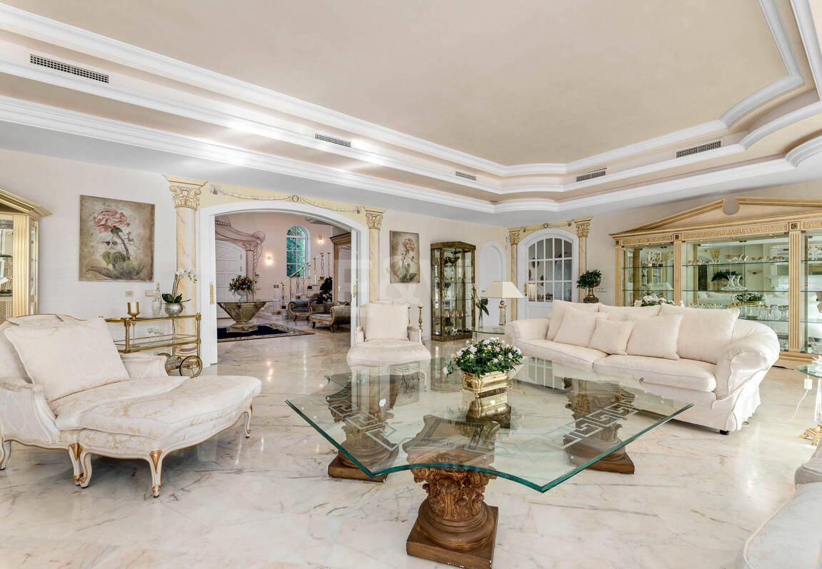 Elegant Estate i Cascada de Camoján med 3 villor och fantastisk havsutsikt