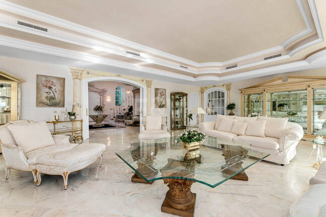 Elegant Estate i Cascada de Camoján med 3 villor och fantastisk havsutsikt