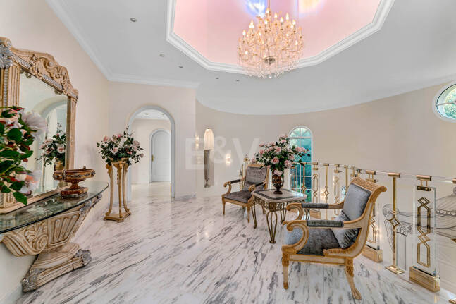 Elegant Estate i Cascada de Camoján med 3 villor och fantastisk havsutsikt