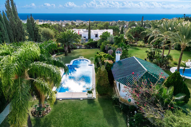 Elegant Estate i Cascada de Camoján med 3 villor och fantastisk havsutsikt