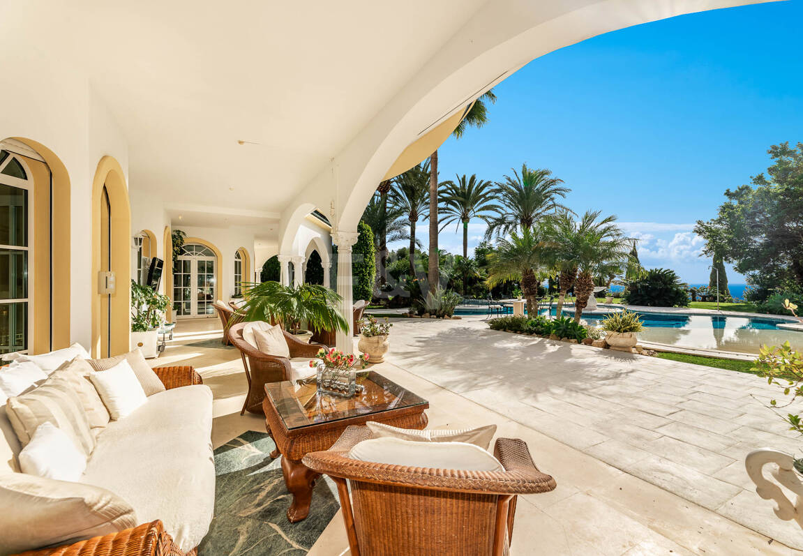 Elegant Estate i Cascada de Camoján med 3 villor och fantastisk havsutsikt