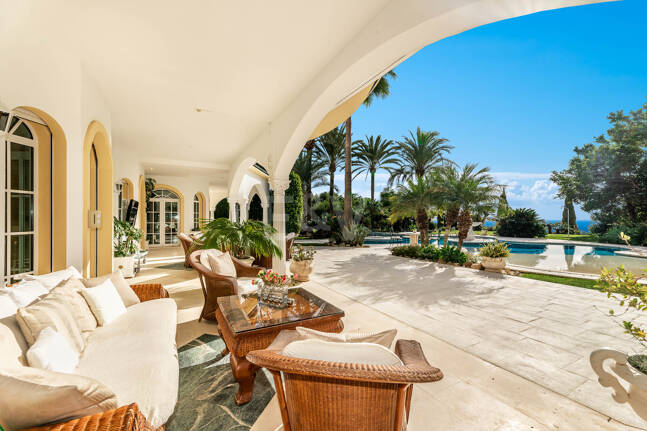 Elegant Estate i Cascada de Camoján med 3 villor och fantastisk havsutsikt