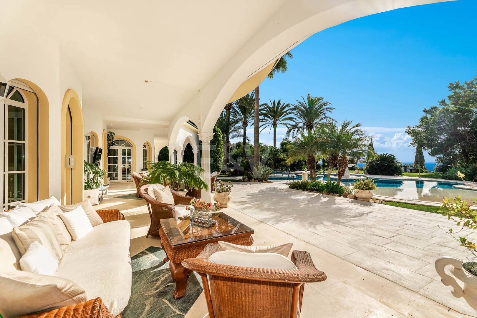 Elegant Estate i Cascada de Camoján med 3 villor och fantastisk havsutsikt