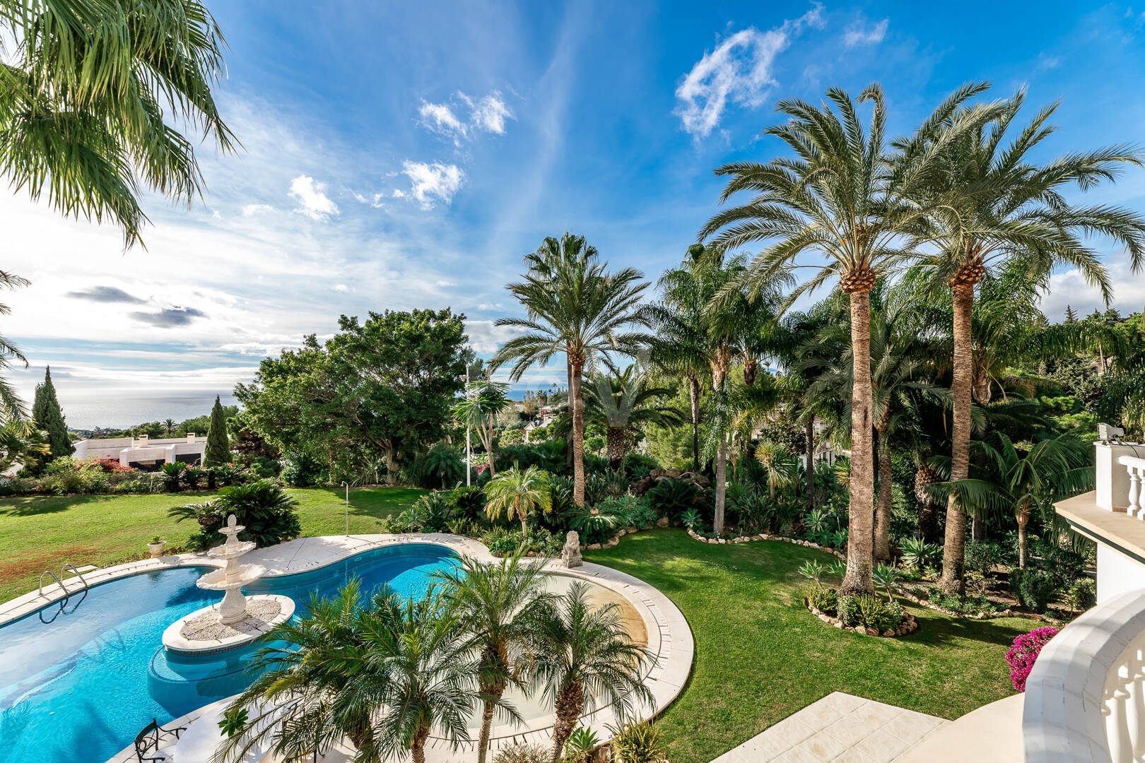 Elegant Estate i Cascada de Camoján med 3 villor och fantastisk havsutsikt