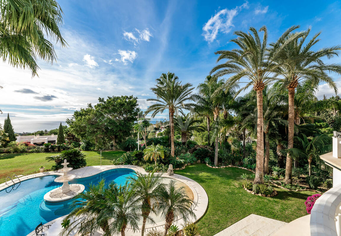Elegant Estate i Cascada de Camoján med 3 villor och fantastisk havsutsikt