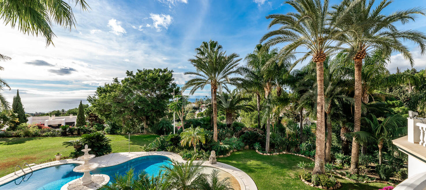 Elegant Estate i Cascada de Camoján med 3 villor och fantastisk havsutsikt