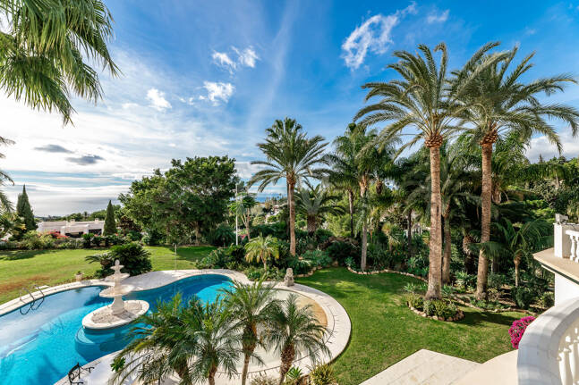 Elegant Estate i Cascada de Camoján med 3 villor och fantastisk havsutsikt