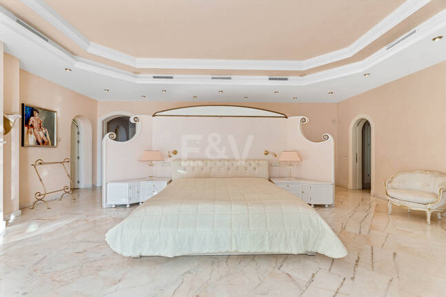 Elegant Estate i Cascada de Camoján med 3 villor och fantastisk havsutsikt