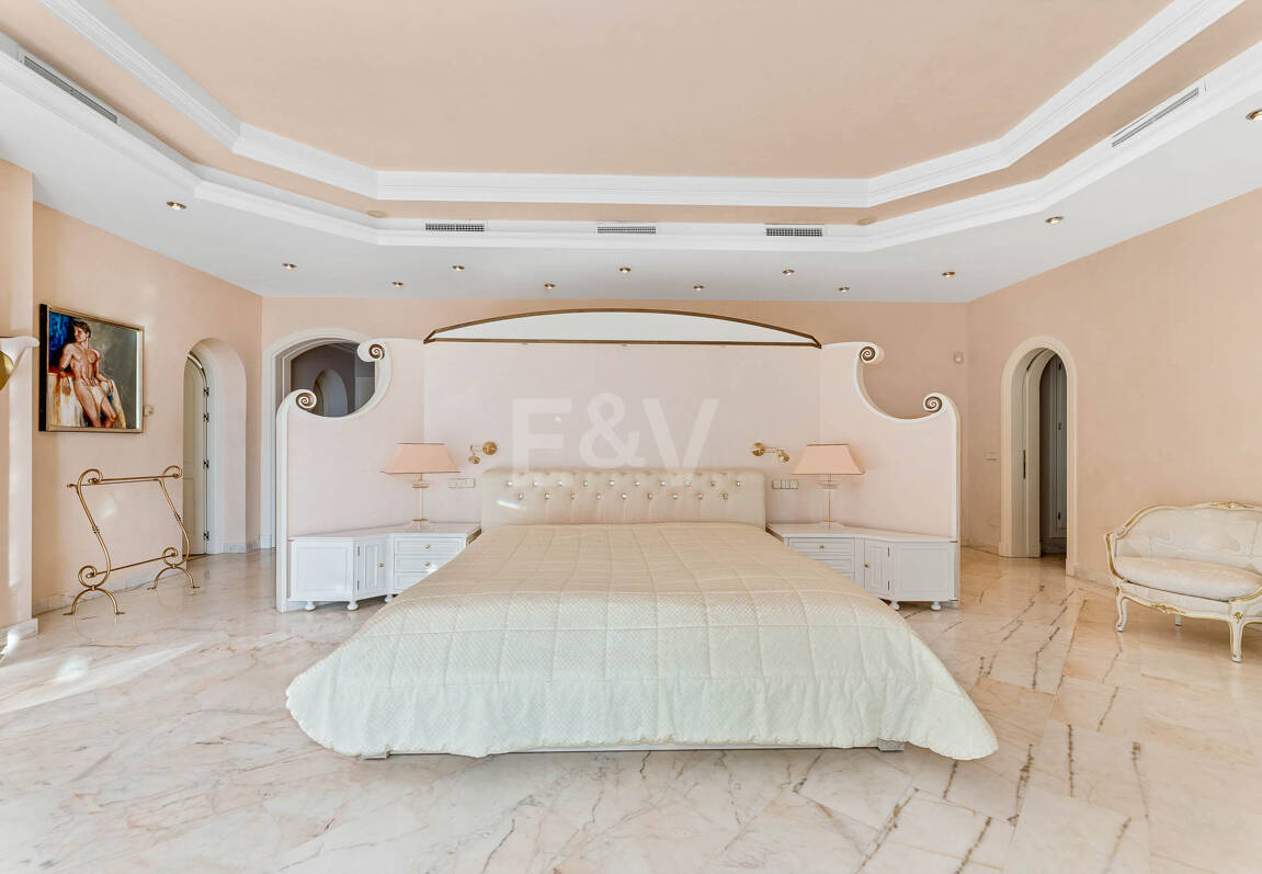 Elegant Estate i Cascada de Camoján med 3 villor och fantastisk havsutsikt