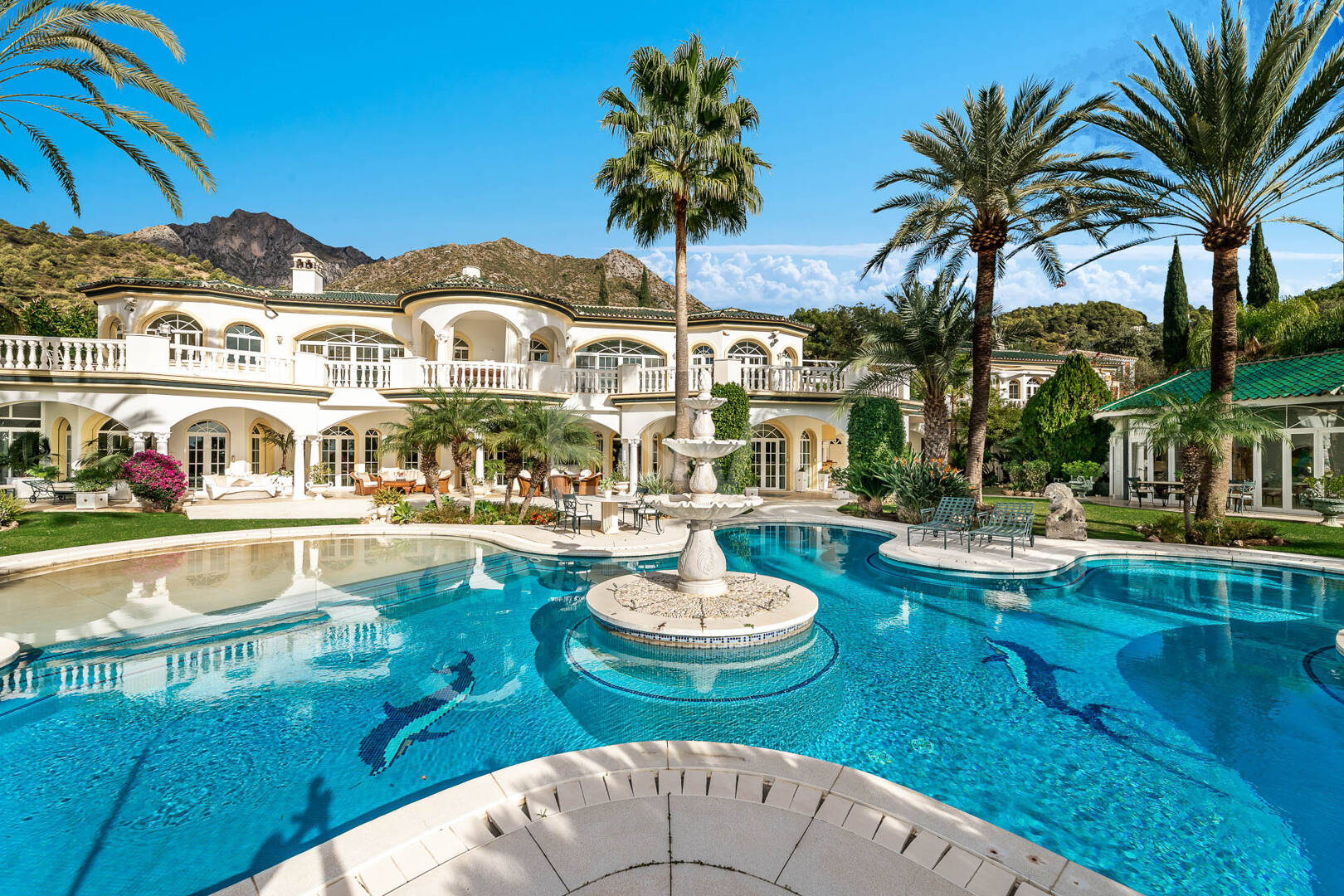 Elegant Estate i Cascada de Camoján med 3 villor och fantastisk havsutsikt