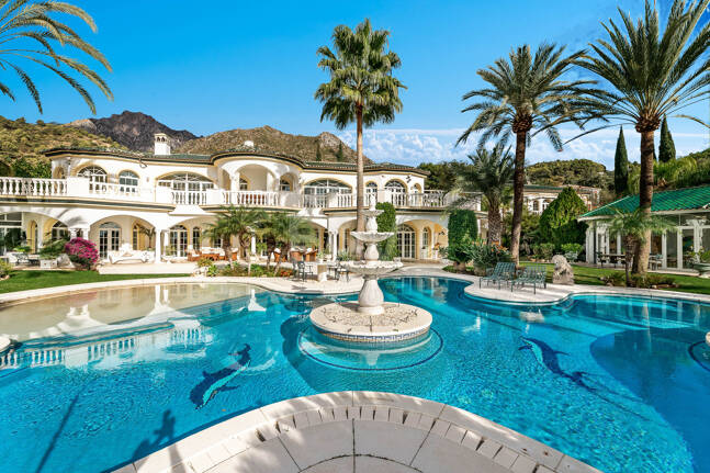 Elegant Estate i Cascada de Camoján med 3 villor och fantastisk havsutsikt