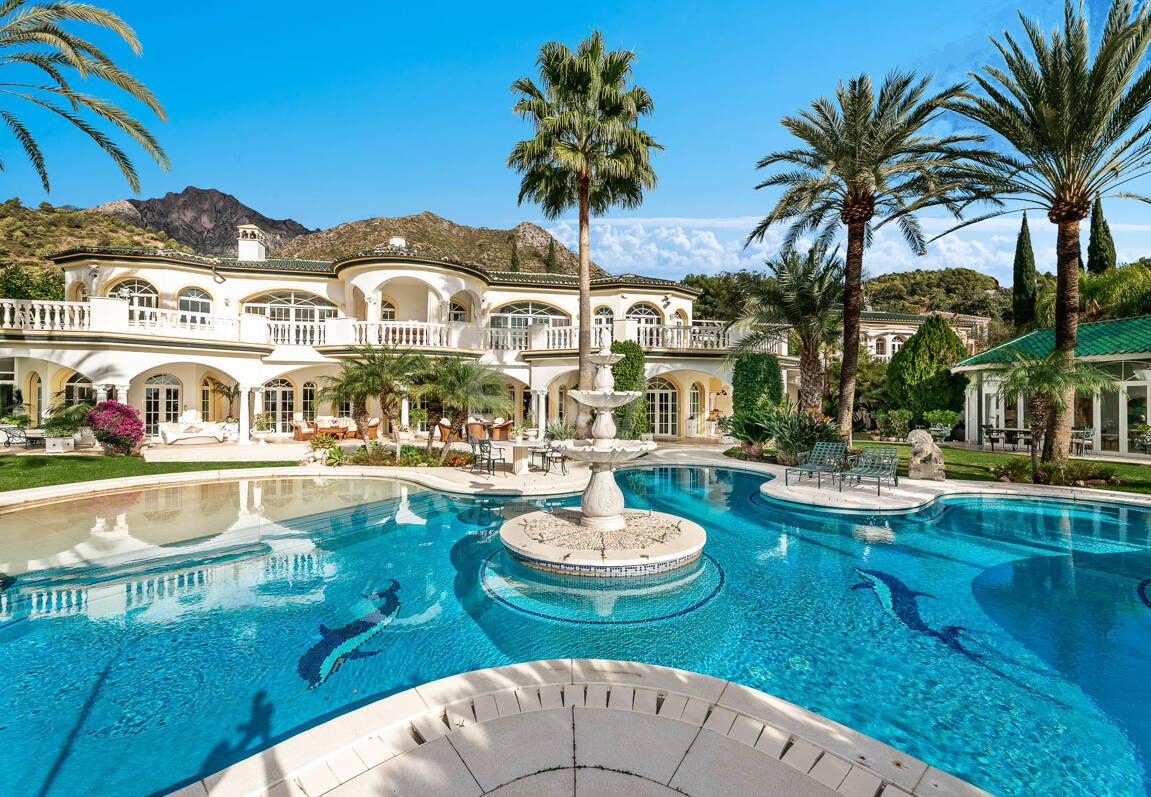 Elegant Estate i Cascada de Camoján med 3 villor och fantastisk havsutsikt